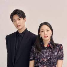 Lee min ho plays the role of emperor lee gon , who wants to close the portal between the two dimensions, and kim go eun plays the role of detective jung tae eul, who aims to protect people. Leeminho Kimgoeun Lkimgoeun Twitter