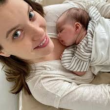 Nathalia Dill e a irmã, Julia, passeiam com os filhos de idade próximas