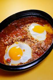 Derweil öl in einen großen topf geben. Shakshuka Mit Rotkalb Wildrezepte Jagd Und Naturerlebnisse