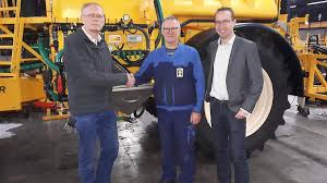 Rieks Zwiers 45 Jaar In Dienst Bij Dubex In Stadskanaal Trekkerweb Nl Mechanisatienieuws Voor De Landbouw En Groensector