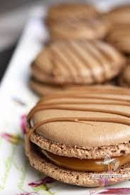 Macarons Twix Chocolat Et Caramel Dessert Gourmand Recette Dessert Gourmand Macaron Recettes Sucrees
