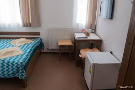 De asemenea, hotelul pune la dispozitie facilitati de gratar si depozit de echipamente de schi, iar oaspetii pot savura o bautura la bar. Hotel Sara Baile Tusnad