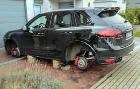 Левандовский роберт (robert lewandowski) футбол нападающий польша 21.08.1988. Fast 1 Mio Euro Fur Autos Geile Garage Von Robert Lewandowski Heinz Kresco Tribuna Com
