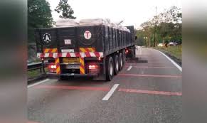 Semua tiket kereta api lanjutan menuju surabaya akan transit di bandung. Kakitangan Mrt Maut Digilis Treler