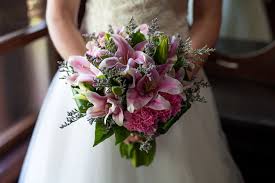 Wer seiner langjährigen liebe am jahrestag seine zuneigung verdeutlichen oder blumen zum hochzeitstag verschenken möchte, kann rosafarbene nelken versenden. Der Brautstrauss In Thailand Ein Wichtiges Accessoire Der Braut