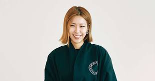 논픽션 프레이즈 완결맞이 회사에서 꽃바구니 보내주셨어용 바구니 내려놨더니 길냥이가 갑자기 나옴;;pic.twitter.com/mfw0egzswm. Kkuld 5zar K2m