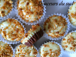 Bonjour Je Vous Propose Une Recette Super Sympa De Petits Chocolats Aux 2 Chocolats Et Noix De Coco Petit Chocolat Recette Petit Four Gateau Oriental Facile