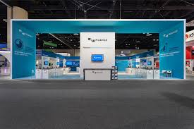 Nuance At Himss Health Information Management Systems Society Exhibit Uses Mc2 S New System For Towering Long Length Structures ブースデザイン 展示会 デザイン