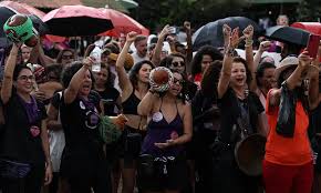 Manifestantes protestam contra feminicídio em atos pelo país