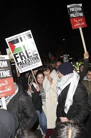 Bella hadid, una de las modelos más reconocidas de la actualidad, se unió a las protestas a favor de la paz y liberación en palestina que tuvieron lugar el movimiento free palestine (palestina libre) tiene como finalidad frenar la violencia entre gaza e israel, reconociendo el derecho de los árabes y. Bella Hadid Joins Anti Trump Jerusalem Demonstration In London For Three Minutes Before Being Whisked Away Irish Mirror Online