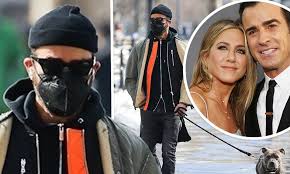 See more ideas about justin theroux, justin, mens outfits. Jennifer Aniston S Ex Husband Justin Theroux Cuts A Lonely Figure In Nyc Daily Mail Online