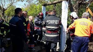 Băiețelul a nimerit în fântâna cu o adâncime de 10 metri, acoperită doar parțial, în timp ce se juca. Copilul De Doi Ani CÄƒzut In FantanÄƒ A Fost Scos TeafÄƒr Foto