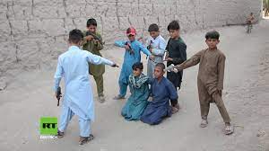 Auch im westen pakistans ist das leben hart und. Von Krieg Und Terror Gepragt Afghanische Kinder Spielen Kriegsszenen Mit Plastikwaffen Nach Youtube