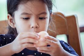 Nak Rangsang Perkembangan Otak Anak, Ibu Kena Perkenalkan Makanan Kaya DHA!