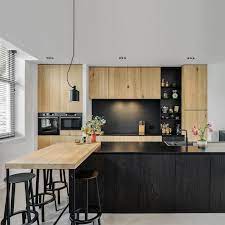 houtmerk massief houten keukenfront douglas geborsteld charcoal keuken op maat keuken met bar mooie keuken