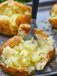 Wash the potatoes and dry them with paper towels. Fl Exnm2rsshzm