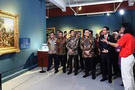 Wakil ketua juga menggantikan ketua dan melaksanakan tugasnya, jika ketua tidak dapat hadir. Panitia Buka Layanan Tur Pameran Lukisan Istana Kepresidenan Satu Harapan