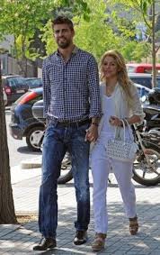 Pop on the outside, rock on the inside. Fotos De Shakira Pique Google Search Ropa De Moda Moda Ropa