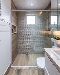 Eu Adoro Esse Banheiro Com Porcelanato Que Imita Madeira E Revestimento 3d Acho Ele Lindo E Super Cle Porcelanato Banheiro Lindos Banheiros Banheiros Modernos