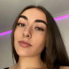 Carla Serrano (@carladieci6xx)