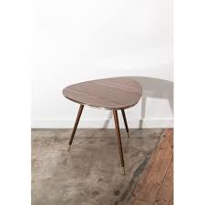 Son plateau en forme triangulaire. Table Basse Triangulaire Et Tripode Formica Et Bois