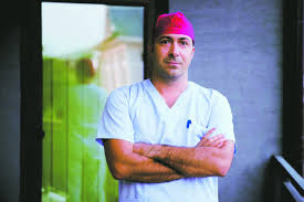 Le diagnostic en est évident avec une tuméfaction ombilicale réductible qui déplisse l'ombilice et le retourne lors des cris. Dr Ciprian TÄnÄsescu Hernia InghinalÄ Si OmbilicalÄ Sibiu 100