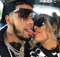 Carolina giraldo navarro (medellín, 14 de febrero de 1991), más conocida por su nombre artístico karol g, es una cantante y compositora colombiana de reggaeton y trap latino. Fotos De Karol G Y Anuel Aa Soy Su Fan Home Facebook