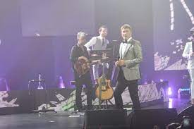 O salão preto e prata do casino estoril foi pequeno para acolher os fãs de tony carreira. Twlklrujetmxpm