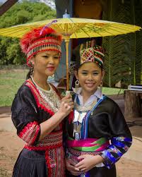 Nouvel An Hmong A Cacao By Leon Mace On 500px Hmong Fashion Hmong Clothes Historical Costume Voitures incendiées et tirs de mortiers durant la nuit du nouvel an.