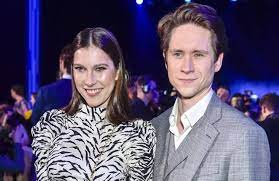 W niedzielę (9.05) aktorka opublikowała na instagramie zdjęcie z ciążowym brzuszkiem. Zakochani Po Uszy Kamila Kaminska W Objeciach Michala Meyera Nowe Zdjecia Pary Trafily Do Sieci Szolbiznes Maxxx News Rmf Maxxx