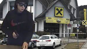 Der unbekannte betrat den schalterraum der bank und forderte mit einer faustfeuerwaffe die herausgabe von bargeld. Fahndung Lauft Grazer Bank Uberfallen Tater Auf Der Flucht Krone At
