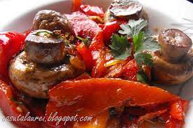 Rulourile din piept de pui umplute cu ciuperci pot fi servite atât pe post de aperitiv, dar pot alcătui și felul principal de mâncare dacă sunt însoțite de o garnitură de legume. Sote De Legume