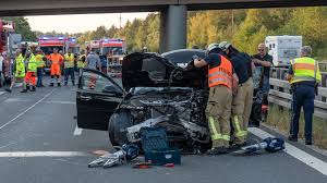 Mann stürzt von Brücke: Massenunfall auf Autobahn in Bayern mit Schwerverletzten — T-Online