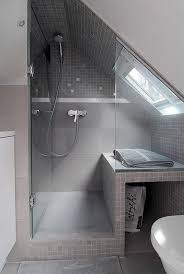 Klasse Einteilung Fur Ein Kleines Badezimmer Mit Dachschrage Von Weltenbummler Small Attic Bathroom Attic Shower Loft Bathroom