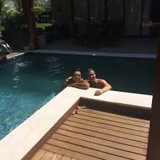 O cantor está casado há 33 anos com magali, hoje também sua empresária. Facebook