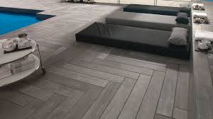 Sublimer Votre Terrasse Et Votre Jardin Carrelage Exterieur Carrelage Piscine Pose Carrelage Exterieur