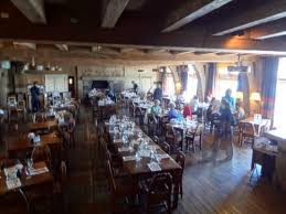 There's a small balcony overlook which (although difficult to photograph), gives an overall a grand impression. Dining Room From Entryway Picture Of Cascade Dining Room Timberline Lodge Tripadvisor