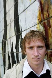 OB-spiller ramt af stenkast