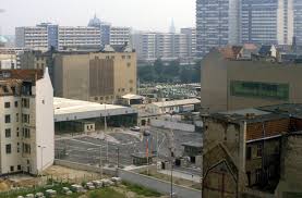 1986 Der Checkpoint Im Zentrum Der Stadt Hat Mittlerweile Die Grosse Einer Autobahnraststat Checkpoint Charlie Berliner Mauer Deutsch Deutsche Grenze