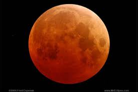 Fenomena ini juga bertepatan dengan supermoon dan hari raya waisak. Pemandangan Langit 2021 Bintang Jatuh Hingga Bulan Berdarah Teknologi
