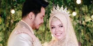 5 Potret Mesra Elly Sugigi Berondong Gantengnya Pakai Busana Pengantin Merdeka Com