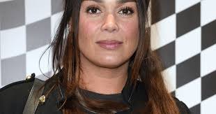 Nina est jeune, jolie et ronde. Zzax Zwsrfnoim