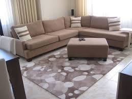 Kahverengi koltuk takımları ile perde kombinleri ile renk uyumları. Sutlu Kahve Koltuklara Hali Secimi