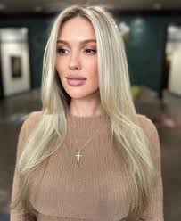 Ladies, who is your hair girl? Specializing in color 💁🏼‍♀️. New here, and  have to find a new salon ❤️