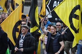 Identitäre werben um anhänger für ihre theorie vom angeblich politisch gewollten großen austausch der einheimischen bevölkerung gegen muslimische migranten (archivbild). Schiffbruch Fur Kampagne Der Identitaren Bewegung
