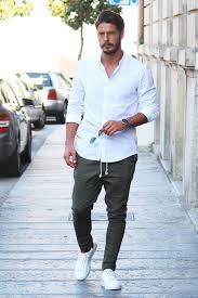 Lassiges Casual Manneroutfit Mit Chino Und Hemd Perfekt Fur Den Sommer Herren Outfit Lassige Mode Manner Outfit