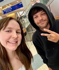 Louis with a fan at Zurich airport today 📸 louistjobro #louistomlinson  #louis #lthq #lwt #tommo #louistomlinsonupdates #louistomlinsonpics  #louistomlinsonphotos #louistomlinsonpictures #ltwt  #louistomlinsonworldtour #faithinthefuture ...