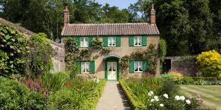 11 Photos Of English Country Cottages That Make Us Want One Right Now English Country Cottages Fancy Houses English Cottage Garden
