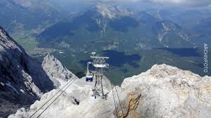 Ein kurzschluss in der freileitung zwischen. Tirol Menschen Aus Zugspitzbahn Gerettet Nach Stromausfall Munchen Bild De