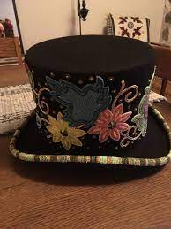 Ojibwe Floral Top Hat Entered In The Circle Of Indigenous Artists Contest At Ziibiwing Beaded Hat Bands Beaded Hat Beaded Moccasins